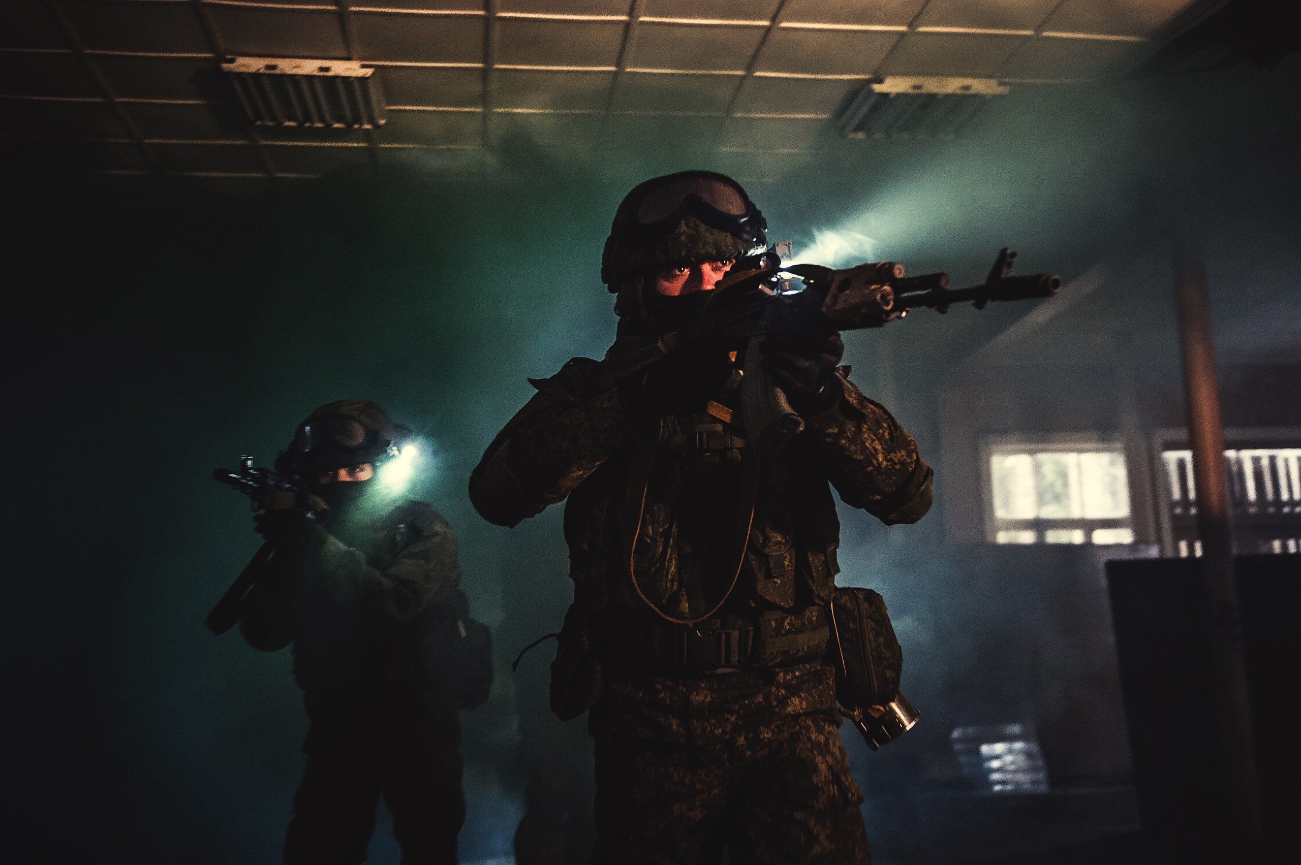 Постановочная сцена с военным реквизитом